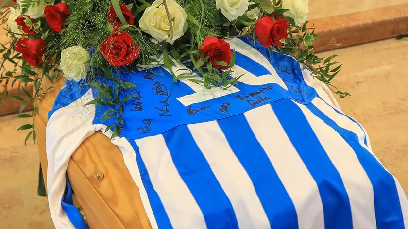 La maglia numero 10 del Campolongo Calcio sulla bara di Riccardo Gava