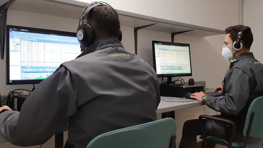 Analisti della Finanza al lavoro durante un'indagine