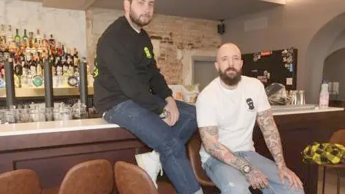 Edoardo De Nardi e Niccolò Moro al bancone di “Quei Turboragazzi”