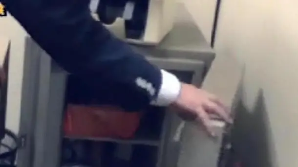 Un'immagine tratta da un video diffuso dalla Guardia di Finanza di Treviso che documenta la scoperta di una sorta di stanza 'segreta', con l'entrata nascosta da un mobile nei locali di due società operanti nel settore del mobile che, tra il 2004 ed il 2011, hanno evaso ricavi per oltre 100 milioni di euro ed IVA per 32 milioni, impiegando irregolarmente 434 lavoratori, di cui 13 completamente in nero. Quando le Fiamme Gialle hanno iniziato le verifiche fiscali presso le aziende hanno notato un cavo elettrico che fuoriusciva dal muro vicino ad un appendiabiti e, nell'altro caso, sempre un appendiabiti attaccato al muro in posizione non utile al suo utilizzo. Insospettiti, i Finanzieri hanno scoperto che i due accessori nascondevano, in realtà, le porte di accesso ai vani in cui era tenuta la vera contabilità delle aziende; in un caso un telecomando faceva scattare una serratura elettromagnetica per l'apertura dell'attaccapanni, che nascondeva una vera e propria stanza, nell'altro caso la chiave di apertura era camuffata dal pomello dell'attaccapanni. ANSA / GDF