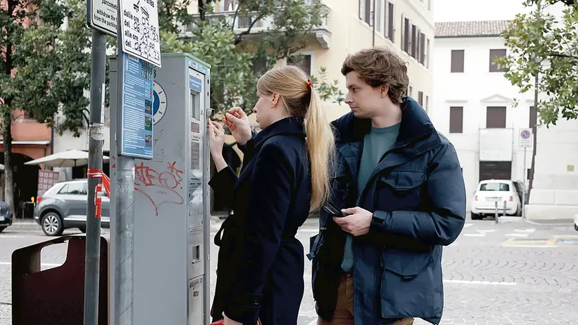 Dal primo gennaio anche le auto elettriche pagano la sosta a Treviso