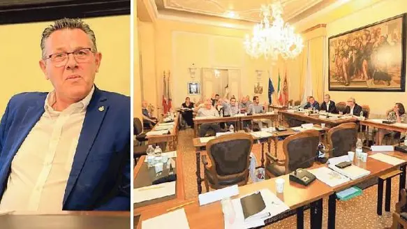 Il sindaco Stefano Marcon, a destra il consiglio comunale che ha rinnovato la fiducia
