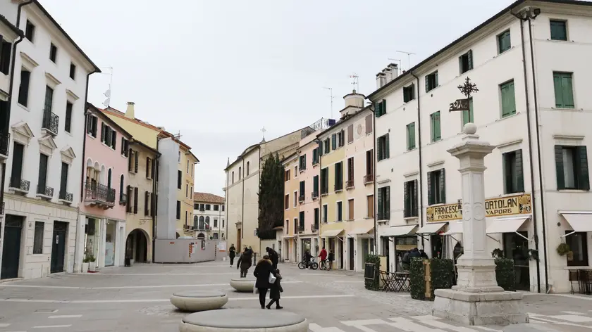 Uno scorcio di piazza Santa Maria dei Battuti dove è stato rapinato l'ambulante