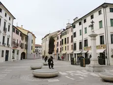 Uno scorcio di piazza Santa Maria dei Battuti dove è stato rapinato l'ambulante