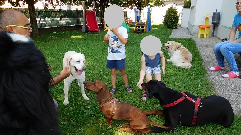 Il doberman Jana, a destra