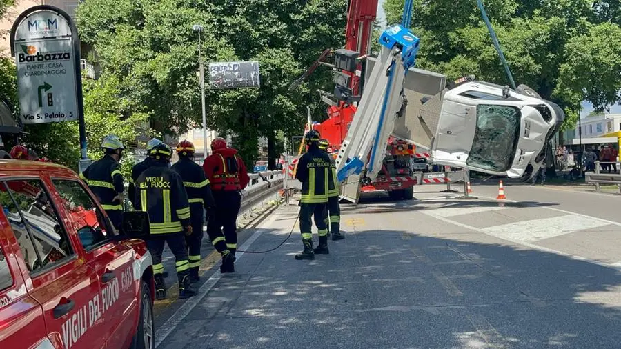I soccorsi in Strada Ovest a Treviso dove una donna in bici è stata travolta da un furgone