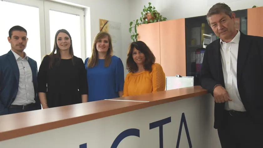 Moreno Cappelletto, a destra, con lo staff della Victa Food di Mogliano, nell'attuale sede di via Parini