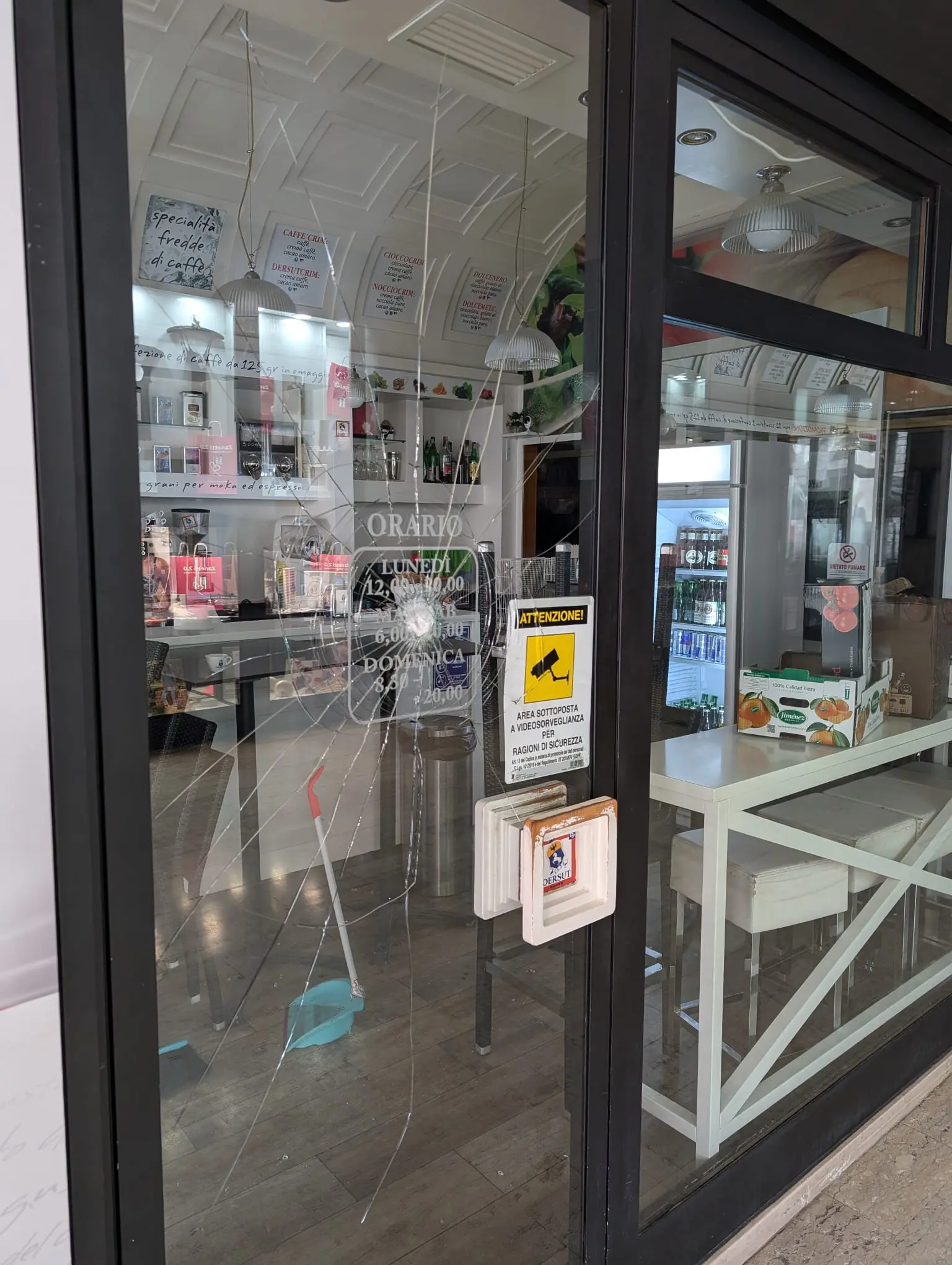 La spaccata sul lato interno al bar Caffè del Conte