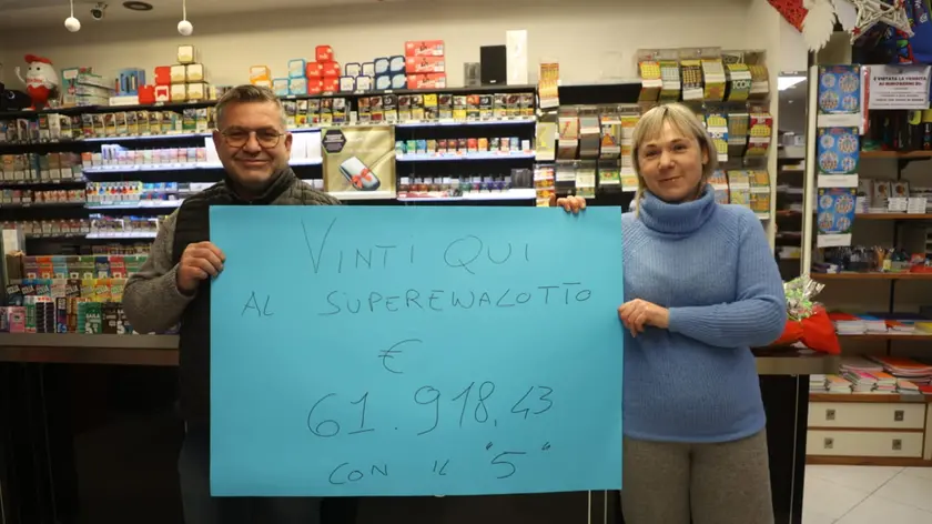 Elenia e Gianni, titolari della tabaccheria di Monastier dove è stata effettuata la vincita al SuperEnalotto (Fotofilm)