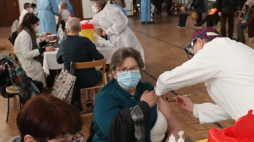 DE POLO AG.FOTOFILM VILLORBA ANZIANI PRIMI VACCINATI AL BOCCIODROMO