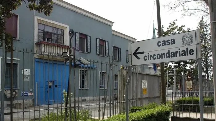 TREVISO 23/4/2004 USCITA DAL CARCERE DELL ASSESORE DI NERVESA BOLZANELLO uscita dal carcere ass. bolzanello