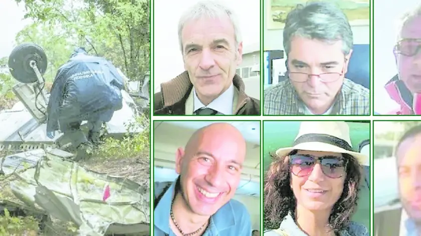 I resti del piper precipitato nel 2016 a Skopje, incidente in cui persero la vittima sei persone. A destra, le vittime. Sopra, da sinistra a destra: Francesco Montagner, Dario Bastasin, Luca Dalle Mulle. Sotto, da sinistra a destra: Angelo Callegari, Ilaria Berti, Visar Degaj. L’aereo era decollato da Treviso, l’incidente poco prima dell’atterraggio