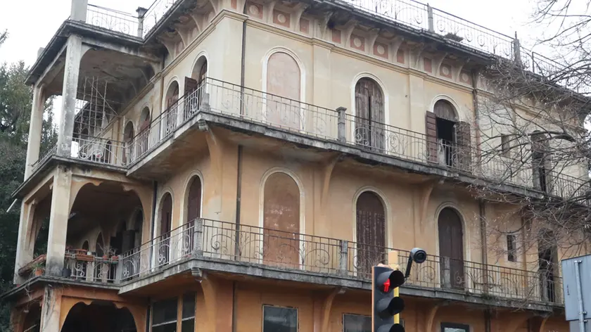 DE WOLANSKI . AG.FOTOFILM . TREVISO . PALAZZO IN V.LE 4 NOVEMBRE