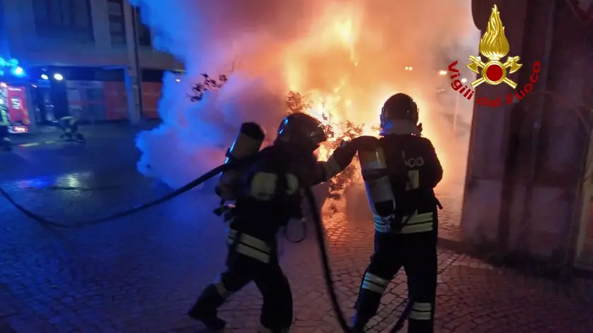 I vigili del fuoco al lavoro per spegnere l'incendio
