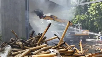 I vigili del fuoco al lavoro per spegnere il rogo alla Cartiera