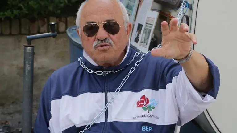 Poloni Treviso Bepi zambon si incatena davanti tennis club zambon