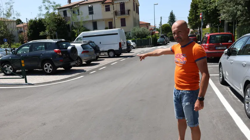 Una panoramica di via Morosini e, a destra, un residente mentre indica il punto dove è stato bloccato il ladro. L’autore del furto è stato arrestato ma scarcerato dopo una notte