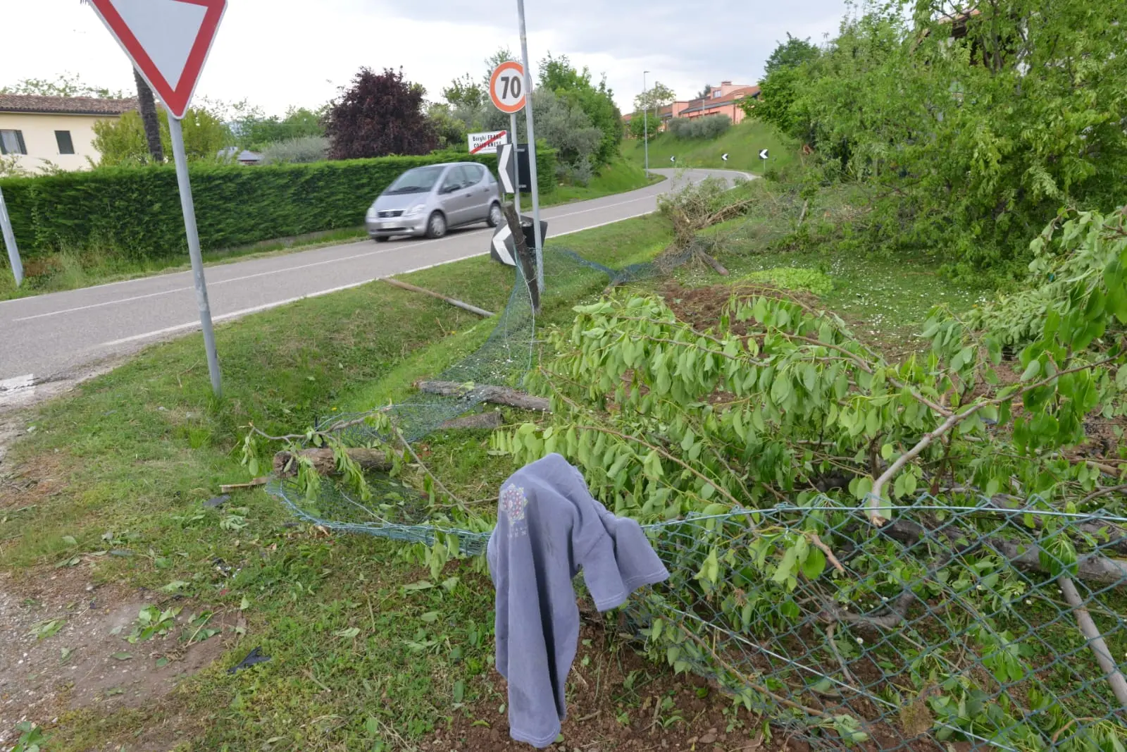 Dopo la sbandata la Toyota del 19enne ha abbattuto la recinzione di un giardino privato