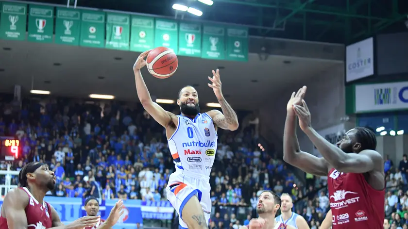 Ky Bowman della Nutribullet Treviso Basket decolla verso il canestro