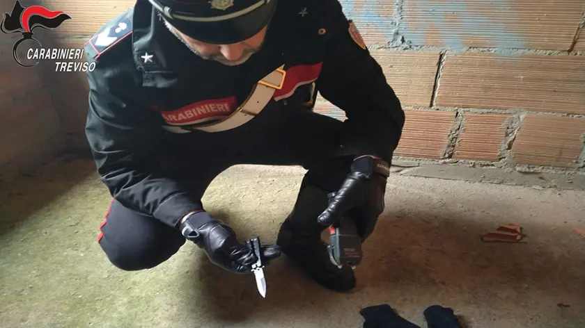 Un carabiniere con il coltello usato dai sequestratori nel casolare di Vedelago