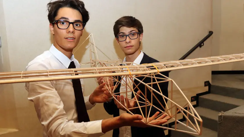 Tommaso Serafin e Lorenzo Lucatelli con il loro aereo