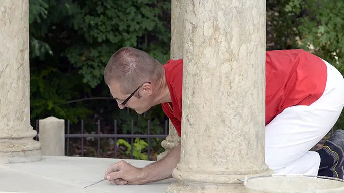 Demarchi Pederobba Monumento Opere Pie, operai durante il restauro