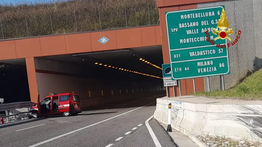 Il mezzo incidentato dei vigili del fuoco
