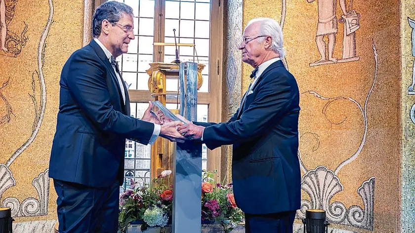 Il professor Andrea Rinaldo riceve il premio dalle mani del re di Svezia Carlo XVI Gustavo