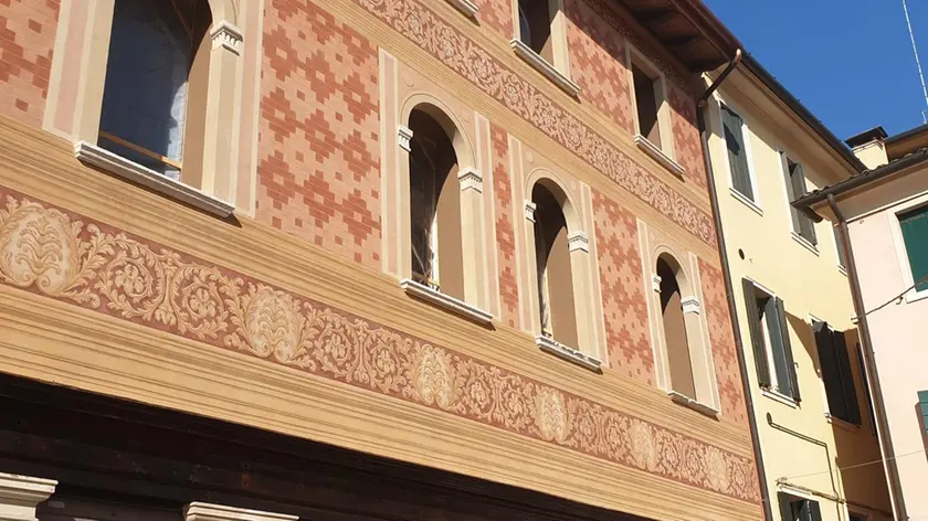 La facciata dell’edifico in corso di restauro in piazzetta Sant’Andrea a Treviso