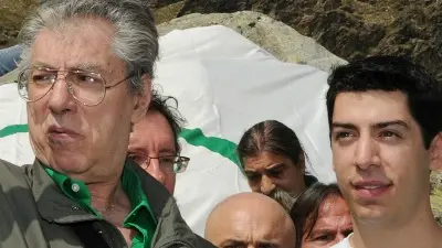 Umberto Bossi e il figlio Renzo al prelievo dell'acqua dalla sorgente del Po a Pian del Re sul Monviso, Torino, 16 settembre 2011. ANSA/ DI MARCO