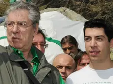 Umberto Bossi e il figlio Renzo al prelievo dell'acqua dalla sorgente del Po a Pian del Re sul Monviso, Torino, 16 settembre 2011. ANSA/ DI MARCO