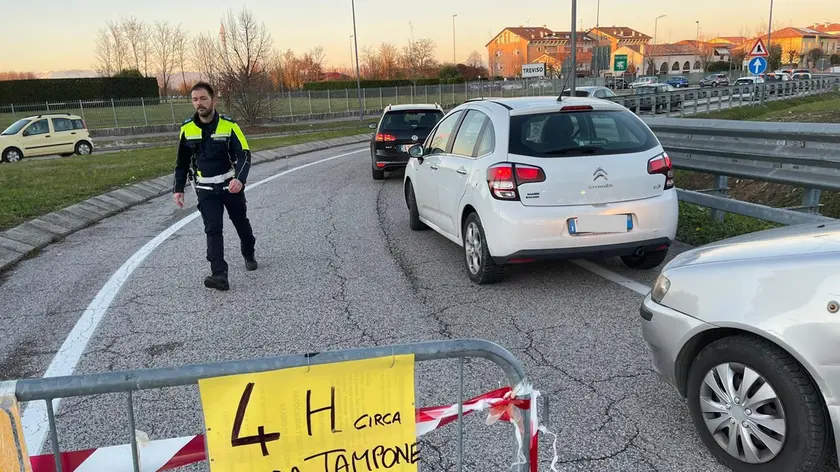 Il cartello apparso lunedì pomeriggio 6 dicembre al Covid point della Dogana di Treviso (Fotofilm)
