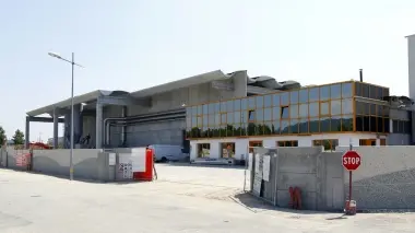 Sotto il titolari dell’azienda Lelio e Bruno Marcon assieme al dipendente Luigi Battilana (in mezzo). A destra l’ingresso dello stabilimento a Maser