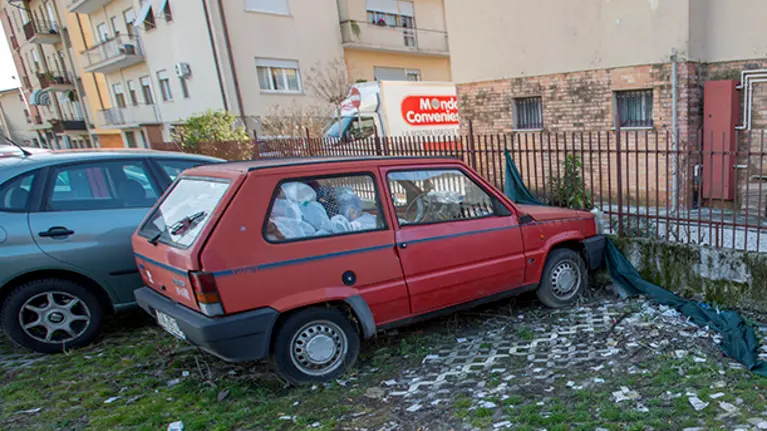 Borin Conegliano auto abbandonate e degrado parcheggio supermercato Happy Casa