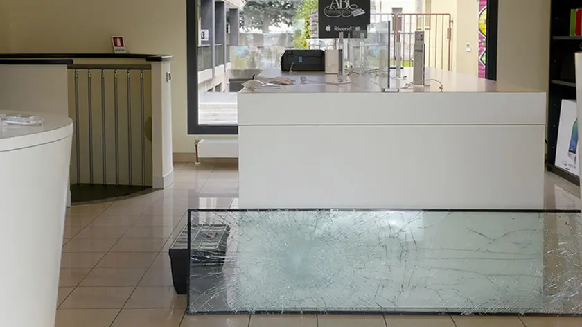 Filippi Montebelluna furto al Apple Store di piazza Petrarca