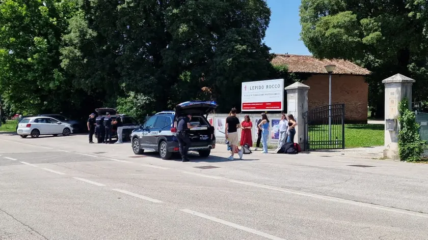 La polizia locale raccoglie le testimonianze dopo l'investimento