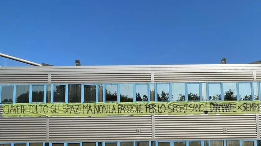 Lo striscione di protesta dell’associazione Diamante al Palaparco