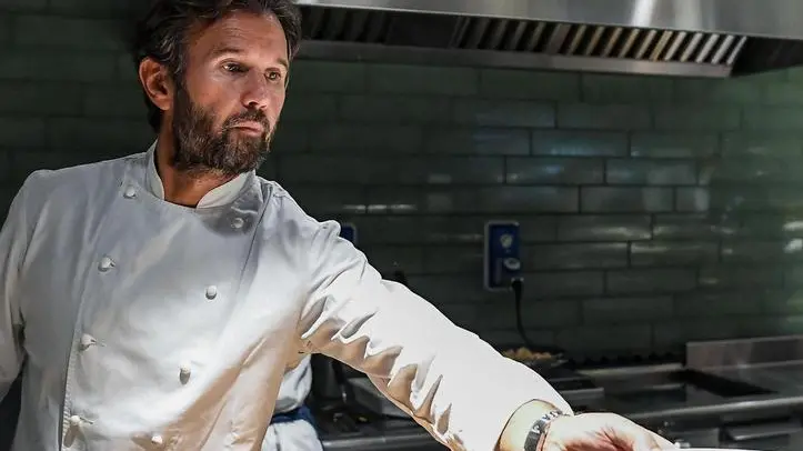 Lo chef Carlo Cracco durante l'iniziativa: ''Menu per Amatrice'', presso la mensa nella sede della Bnl Gruppo Bnp Paribas in via Tiburtina, Roma, 2 ottobre 2017..ANSA/ALESSANDRO DI MEO