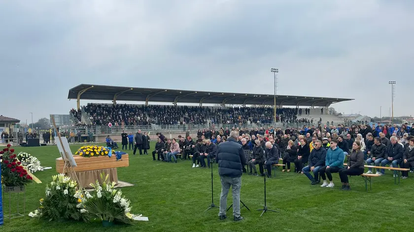 Più di mille persone hanno partecipato al funerale di Leonardo Florian, 24enne scomparso lo scorso 7 marzo per un malore