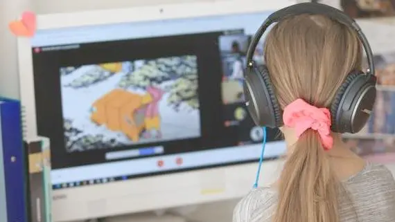 Una ragazzina a lezione da casa con il collegamento da remoto