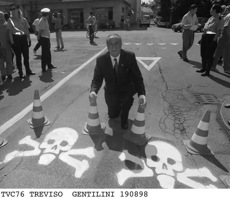 Giancarlo Gentilini lascia la politica all'età di 94 anni: ripercorriamo con una fotogallery alcune delle tappe più significative della sua carriera, passando anche per alcune prese di posizione che scatenarono roventi polemiche: dalla battuta sugli immigrati come "leprotti" al "taglio delle panchine" per evitare che ci svernassero i "fannulloni"