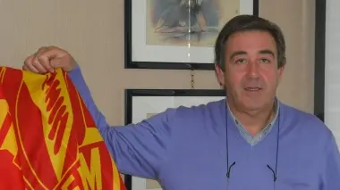 Elio Boldo, sindacalista della Cgil e, a destra, la sede di Castelfranco della Global Garden Service che ha annunciato il taglio di 230 posti