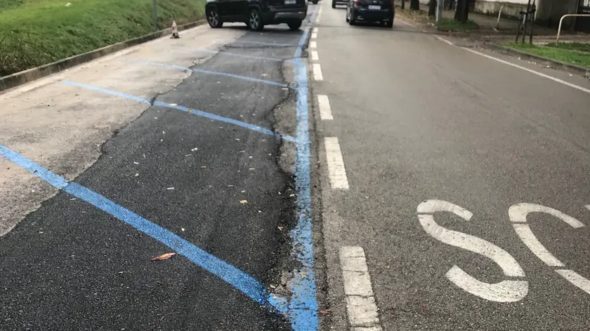 Sopra viale D’Alviano dopo i lavori, con i numeri dei parcheggi spariti