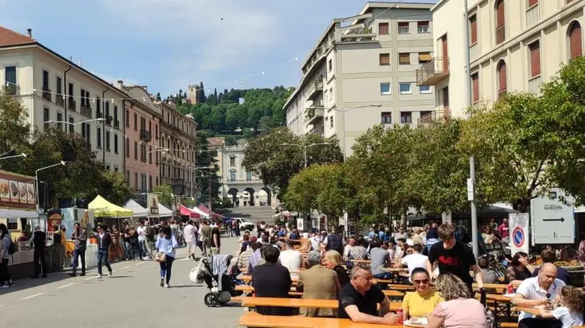Piazza Carducci pedonalizzata per una manifestazione in centro