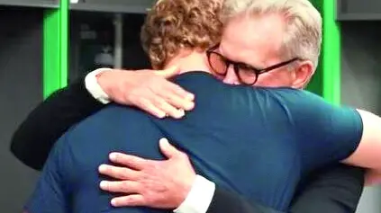 L'abbraccio tra Michael e Louis Lynagh