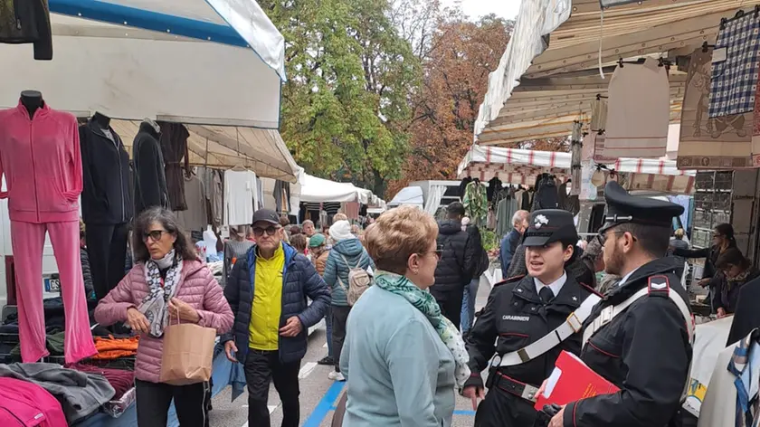 Controlli dei carabinieri al mercato