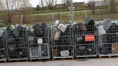 I vecchi televisori a tubo catodico scaricati solo ieri al Card della Dogana