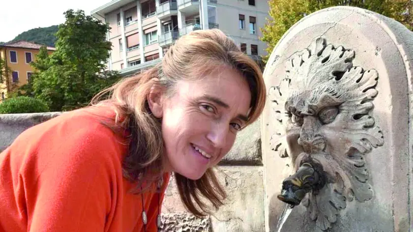Mirella Balliana beve dalla fontana come atto dimostrativo