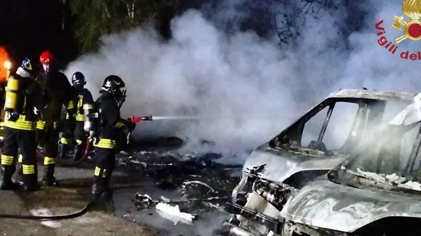 Sono tre le squadre dei vigili del fuoco intervenute per domare il rogo