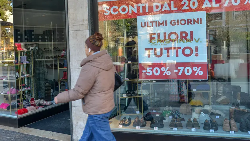 L’ingresso del negozio di abbigliamento e calzature “Cristina V."